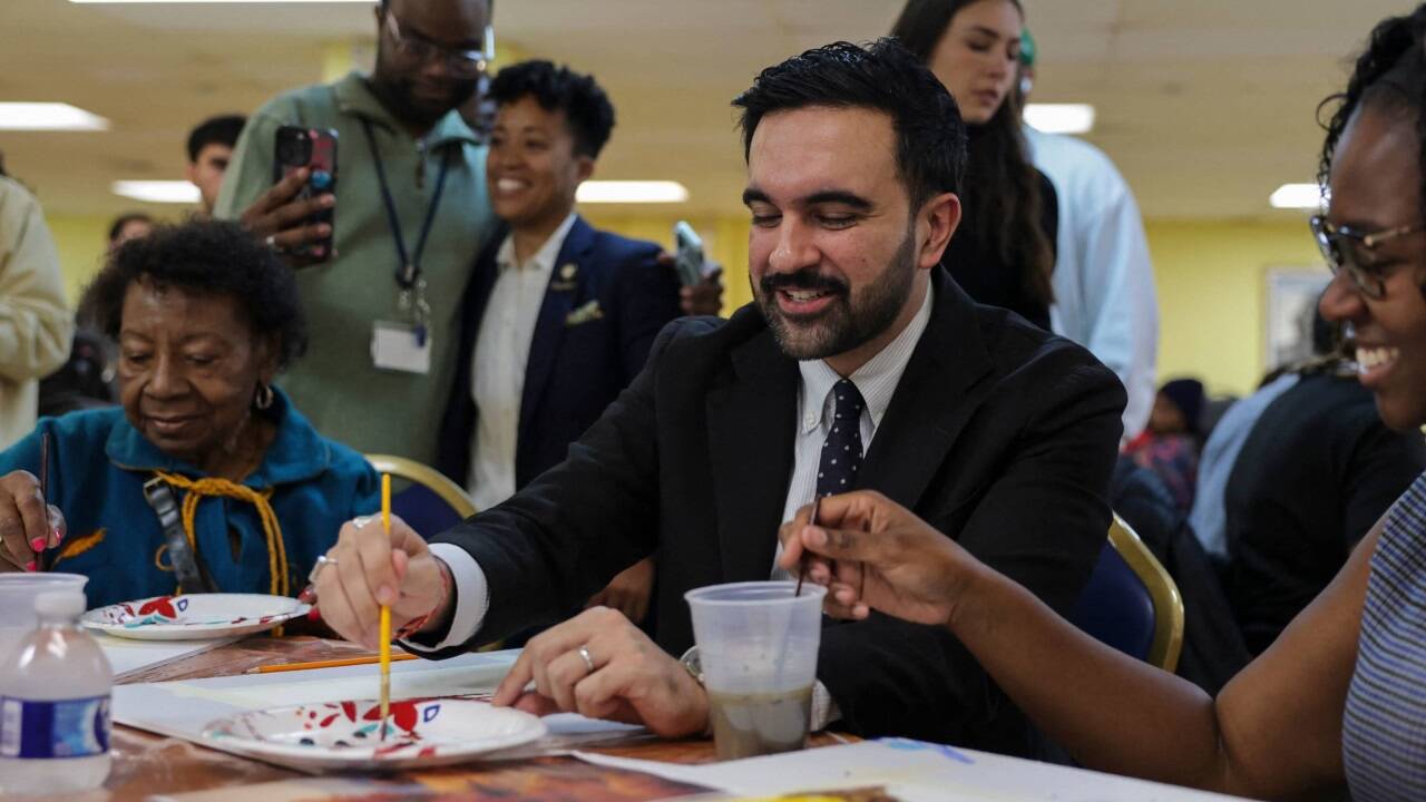 Zohran Mamdani hat im Wahlkampf Bürgernähe gesucht, wie hier bei einem Besuch in einem Seniorenheim.  