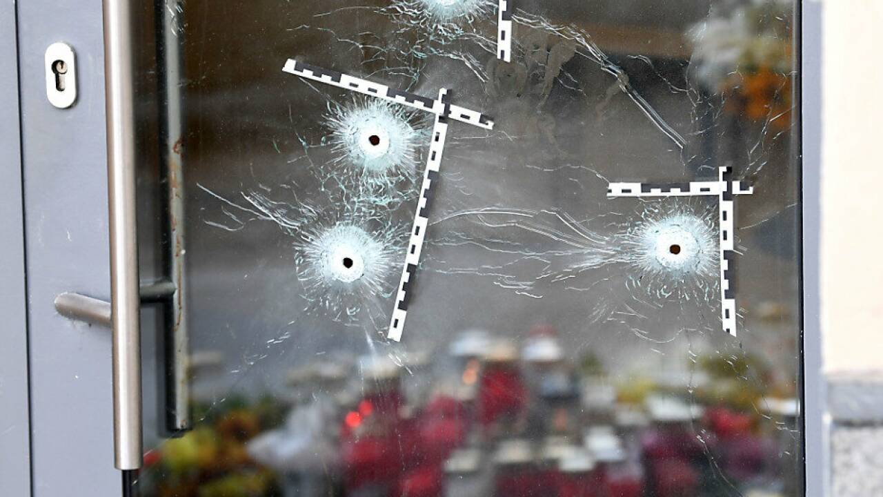Die Einschusslöcher nach dem Anschlag in der Tür eines Lokals in der Wiener Innenstadt. 