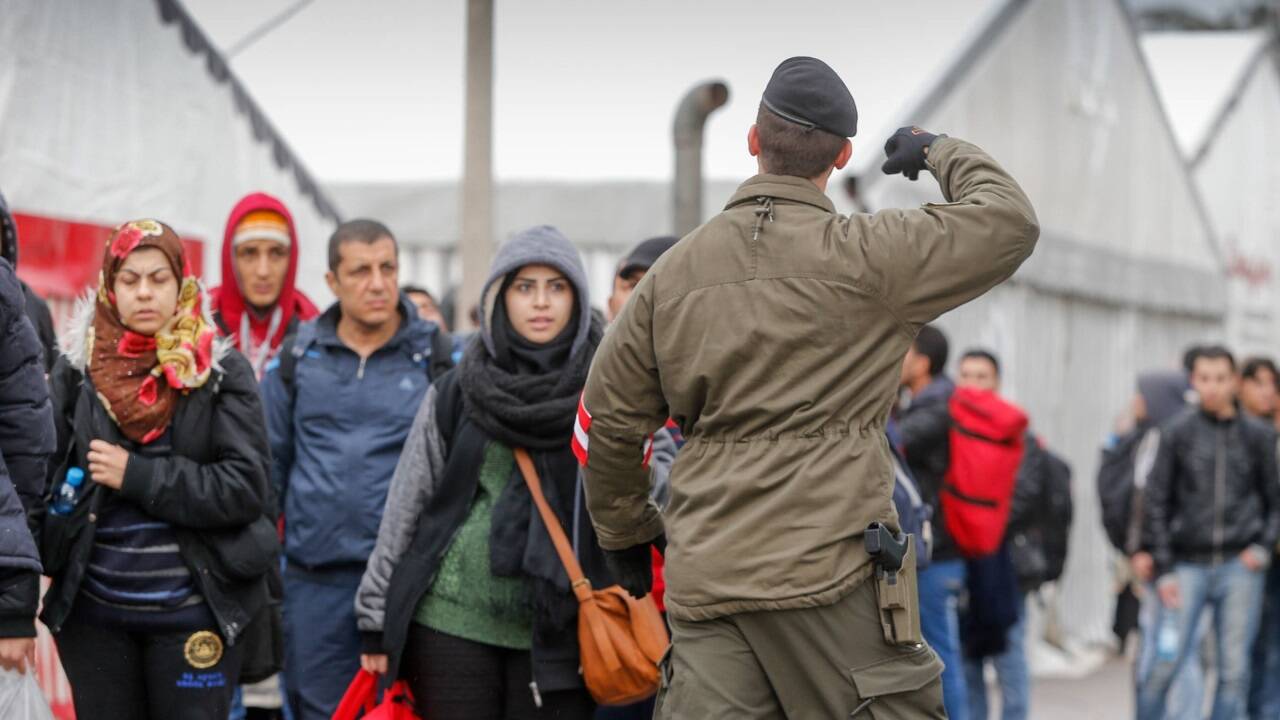 Im Sommer und Herbst 2015 zogen Hunderttausende Flüchtlinge, viele von ihnen aus Syrien, teils zu Fuß quer durch Europa. Tausende von ihnen wanderten auch durch Salzburg – wie hier im Bild – und zogen oft weiter nach Deutschland.   Im Sommer und Herbst 2015 zogen Hunderttausende Flüchtlinge, viele von ihnen aus Syrien, teils zu Fuß quer durch Europa. Tausende von ihnen wanderten auch durch Salzburg – wie hier im Bild – und zogen oft weiter nach Deutschland.