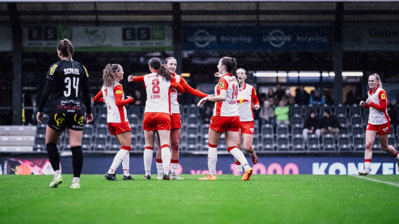 Jubel um Doppeltorschützin Sophia Schirmbrand. 