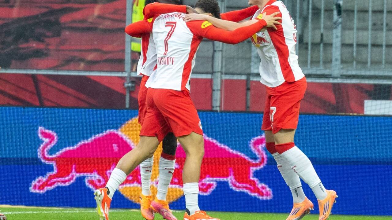 Tor nach 29 Sekunden: Clement Bischoff ließ sich feiern.  Tor nach 29 Sekunden: Clement Bischoff ließ sich feiern.