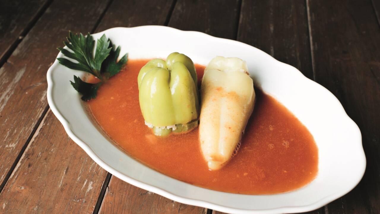 Knackige Paprika, saftige Tomaten, Landweizen und Reis – sonst nichts. Die gefüllten Paprika werden in purer Tomatenessenz zu einem gesunden und schmackhaften Gericht geschmort.  