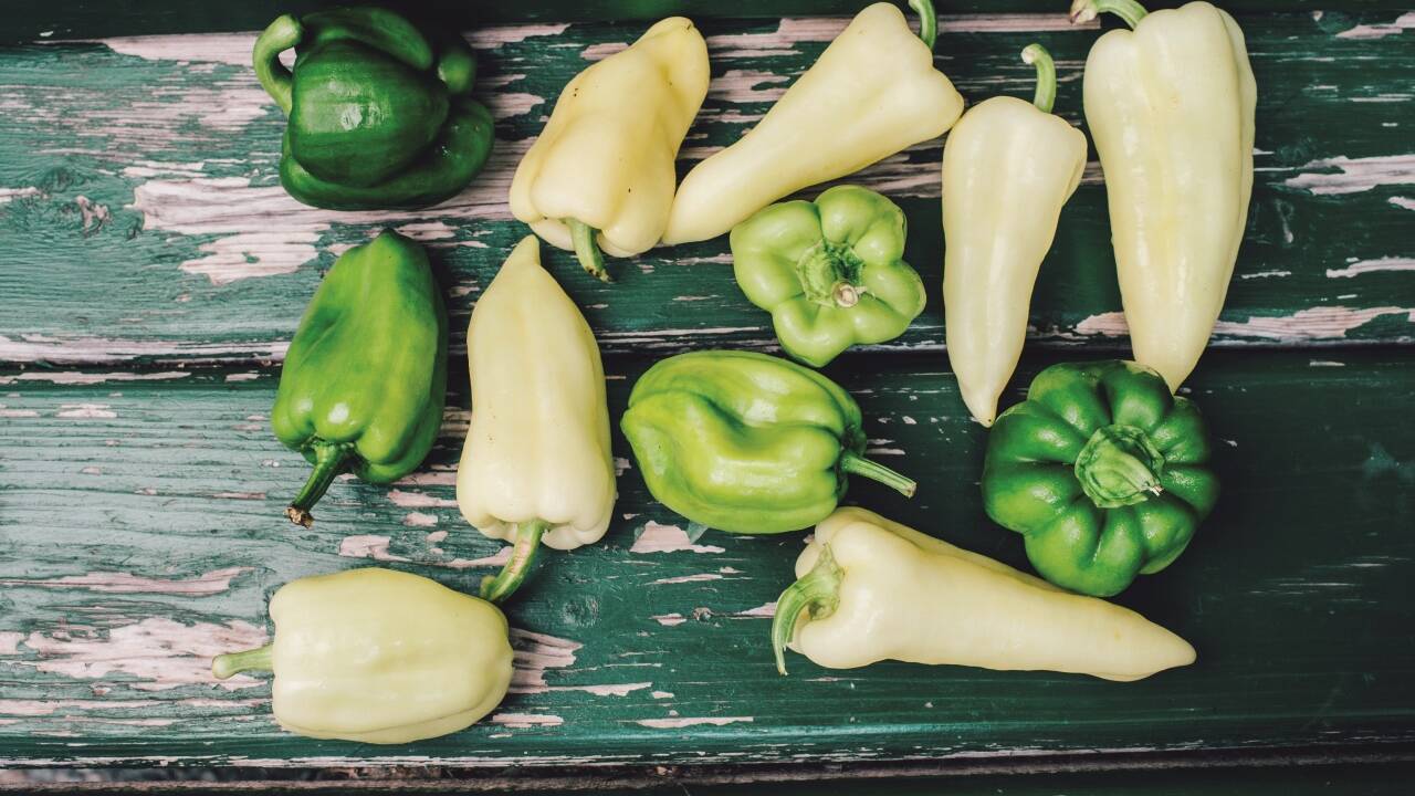Knackige Paprika, saftige Tomaten, Landweizen und Reis – sonst nichts. Die gefüllten Paprika werden in purer Tomatenessenz zu einem gesunden und schmackhaften Gericht geschmort.  