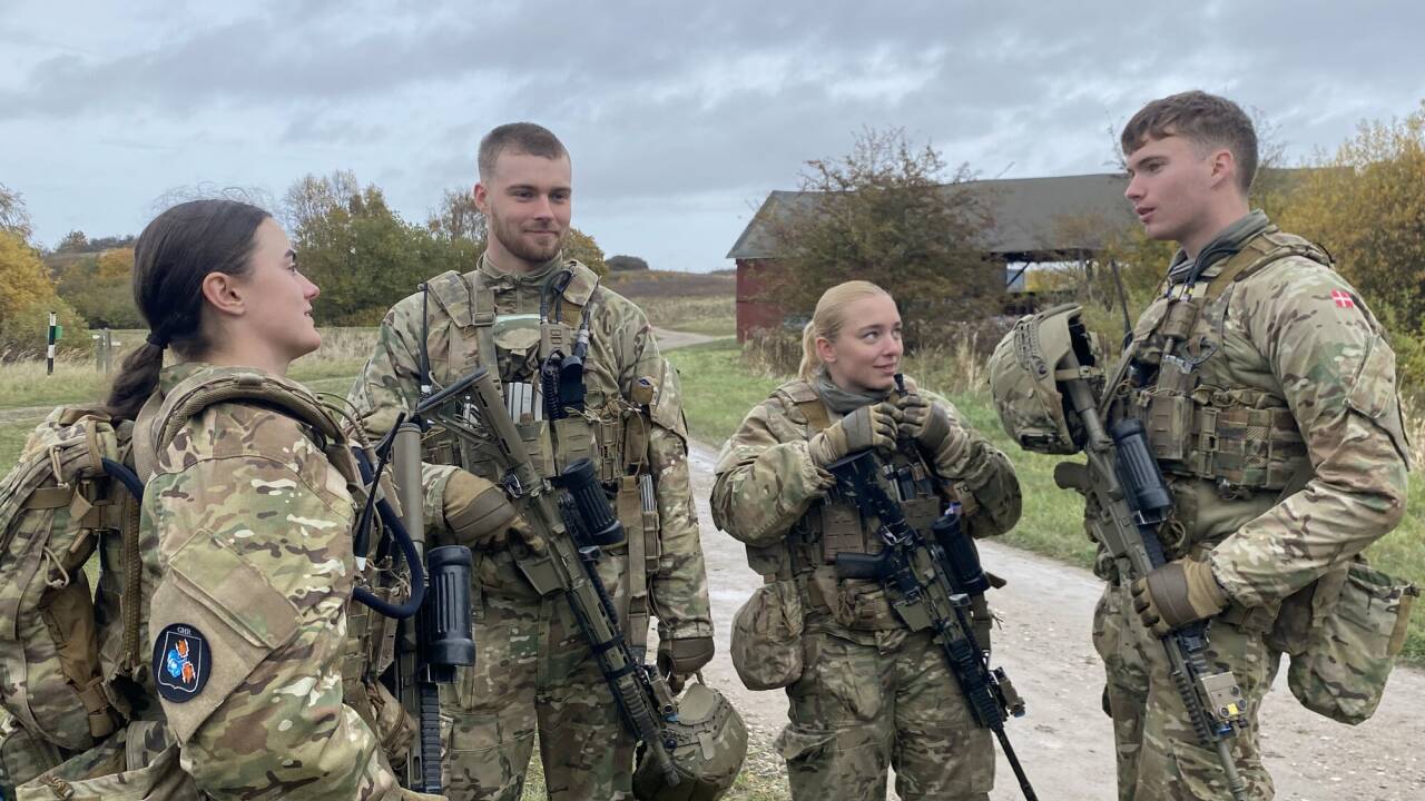 Marianne, Laurits, Mathilde und Lukas haben sich freiwillig für die Bodentruppe des dänischen Heers gemeldet.  Marianne, Laurits, Mathilde und Lukas haben sich freiwillig für die Bodentruppe des dänischen Heers gemeldet.