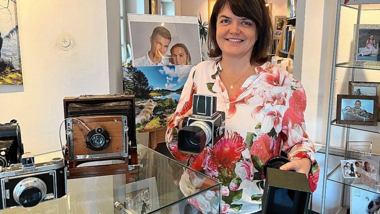 Christiana Schwaighofer mit einer alten Hasselblad-Kamera.  