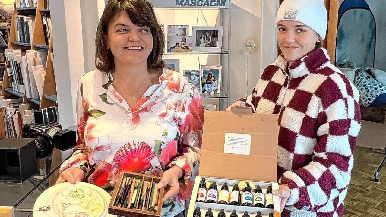 Christiana und Katharina Schwaighofer zeigen die Ausrüstung, mit der früher Fotos händisch retuschiert wurden.  