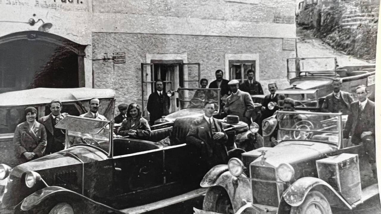 Schneidige Autos vor dem Gasthof zur Post im Abtenau Anfang des 20. Jahrhuderts zu Kaisers Zeiten. 