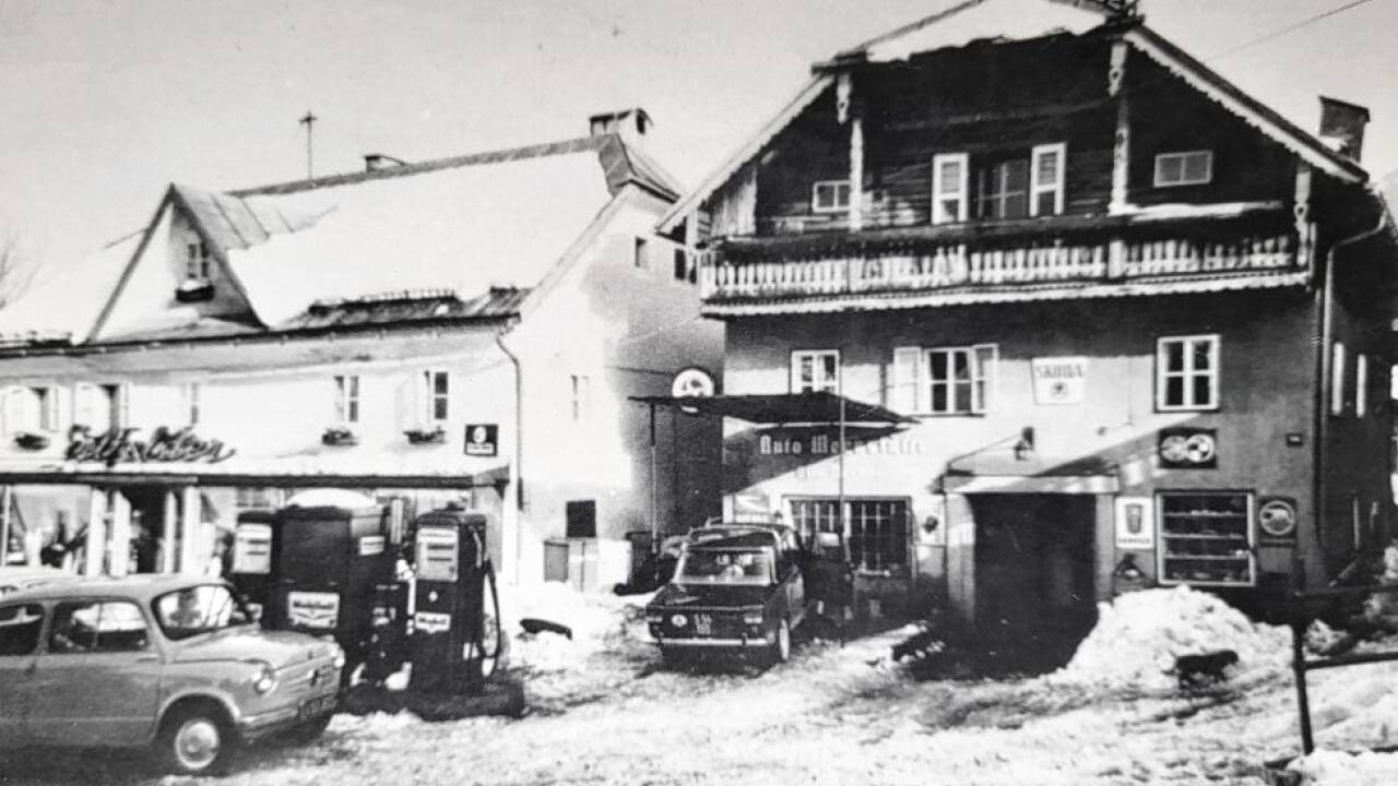 Eine Tankstelle und Autowerkstatt im Abtenauer Ortszentrum am Platz der heutigen Sparkasse. 