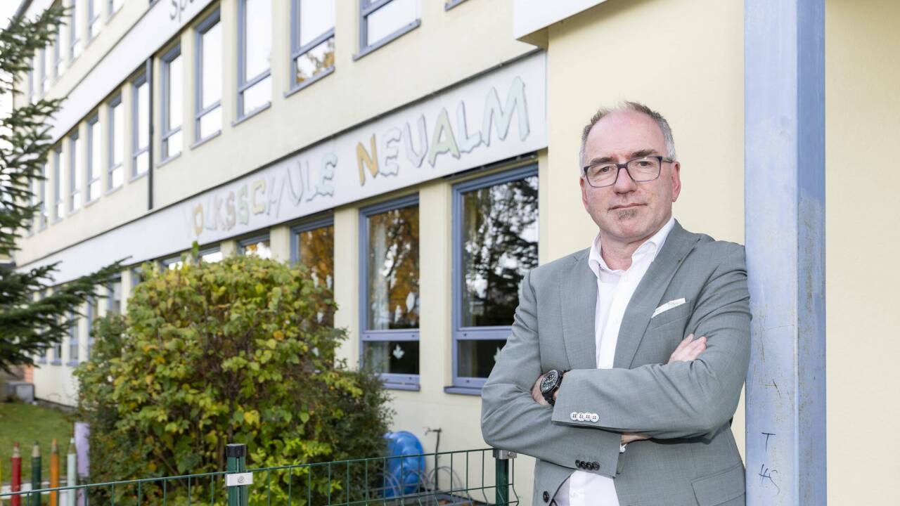 Bgm. Alexander Stangassinger muss den Neubau der Volks- und Mittelschule Neualm verschieben.  Bgm. Alexander Stangassinger muss den Neubau der Volks- und Mittelschule Neualm verschieben.
