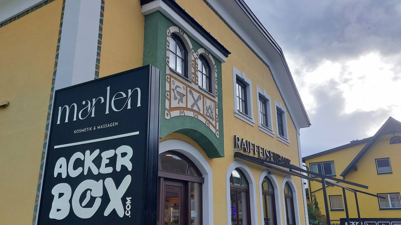Das Selbstbedienungsgeschäft Ackerbox des Kärntner Unternehmens MyAcker (Spittal an der Drau) in der Raiffeisenbank Unternberg im Lungau. 