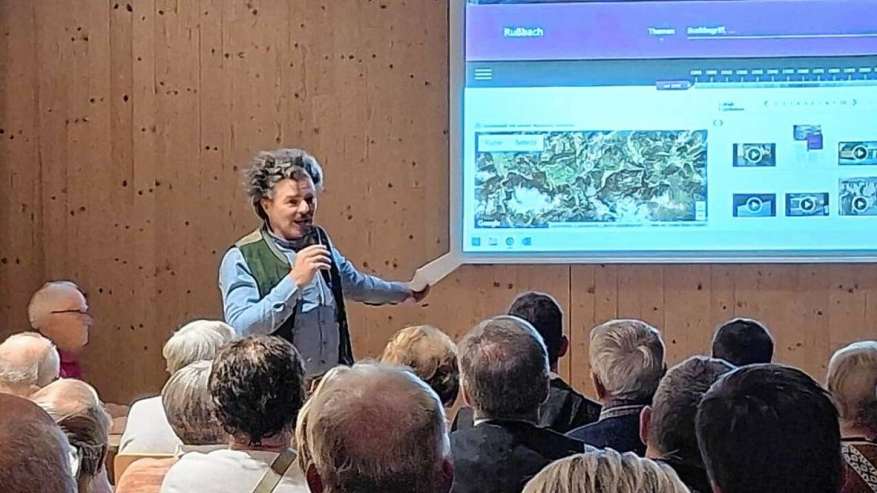 Nobert Höll stellt die neue Topothek vor.  Nobert Höll stellt die neue Topothek vor.