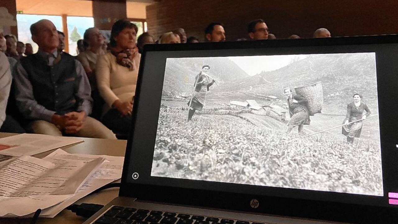 Im Pfarrsaal herrscht großer Andrang und viel Interesse bei der Präsentation. Auch die ersten zusätzlichen Freiwilligen meldeten sich zur Mitarbeit.   Im Pfarrsaal herrscht großer Andrang und viel Interesse bei der Präsentation. Auch die ersten zusätzlichen Freiwilligen meldeten sich zur Mitarbeit.