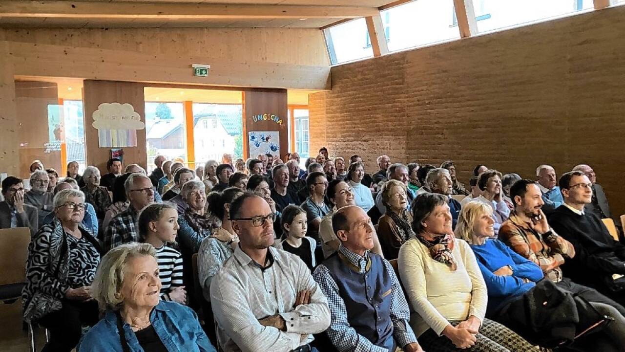 Im Pfarrsaal herrscht großer Andrang und viel Interesse bei der Präsentation. Auch die ersten zusätzlichen Freiwilligen meldeten sich zur Mitarbeit.   Im Pfarrsaal herrscht großer Andrang und viel Interesse bei der Präsentation. Auch die ersten zusätzlichen Freiwilligen meldeten sich zur Mitarbeit.