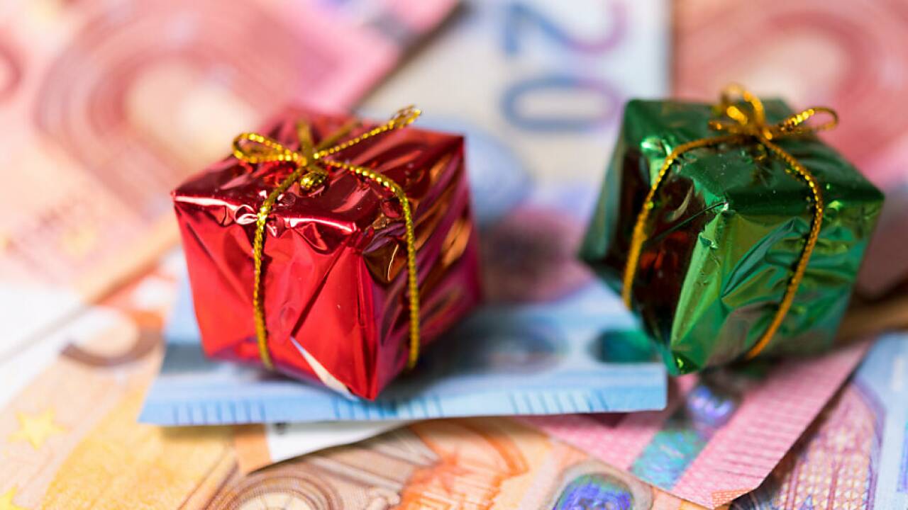 Das Weihnachtsgeld versüßt die Adventzeit. 