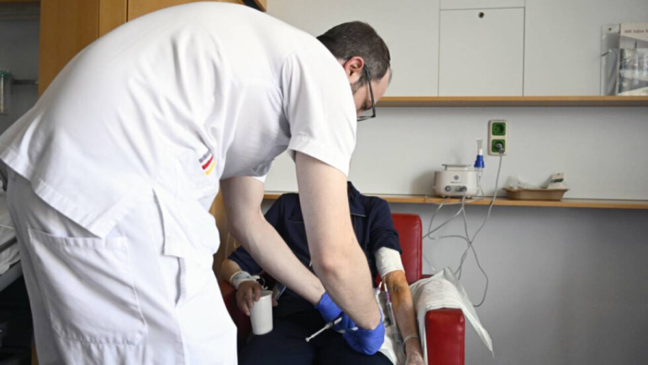 Arbeitsbedingungen im Pflegebereich: oft belastend. 