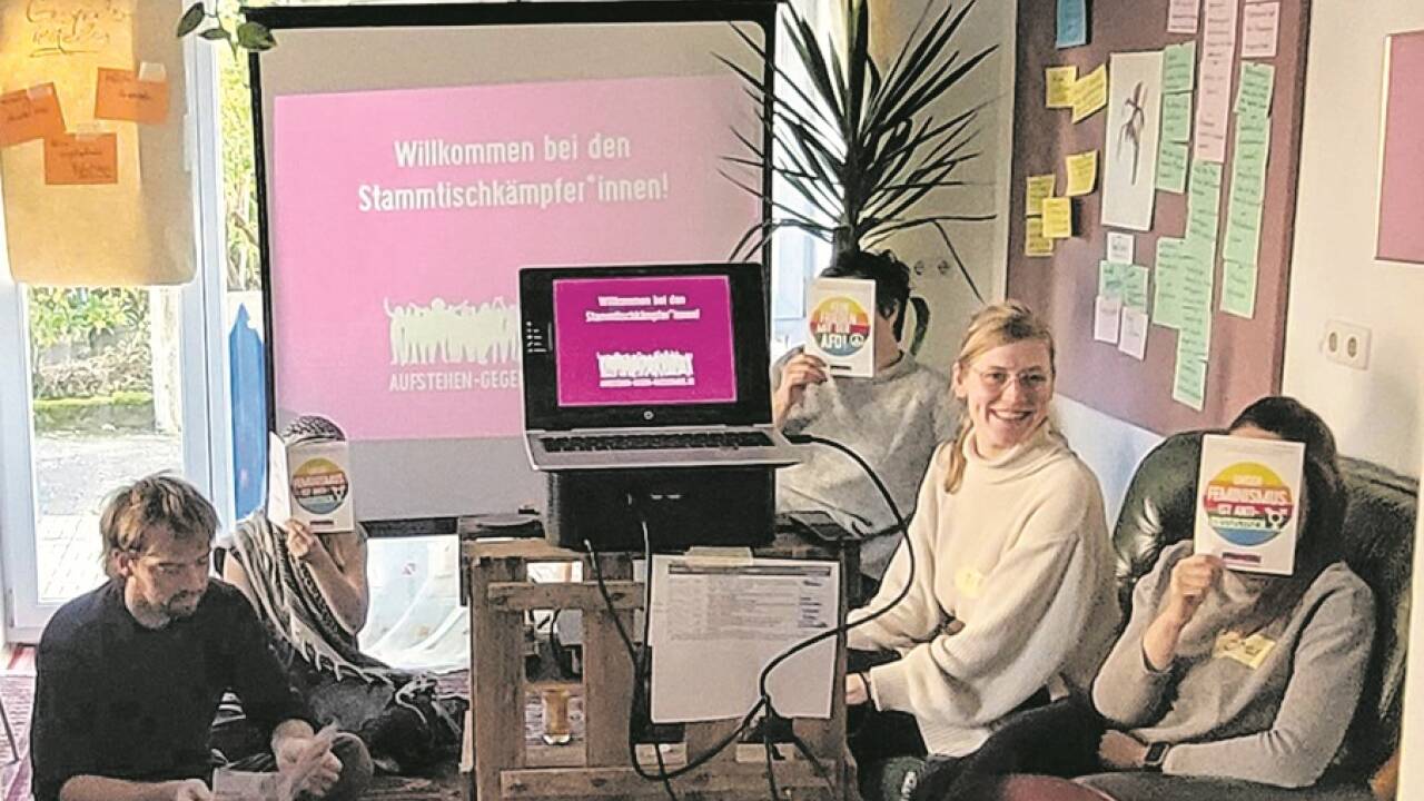 Wie sie rassistischen Aussagen kontern können, lernten die Seminarteilnehmerinnen und -teilnehmer. Weil es heutzutage nicht ganz ungefährlich ist, sich öffentlich gegen Rechtsextremismus zu stellen, verbergen einige ihr Gesicht.  