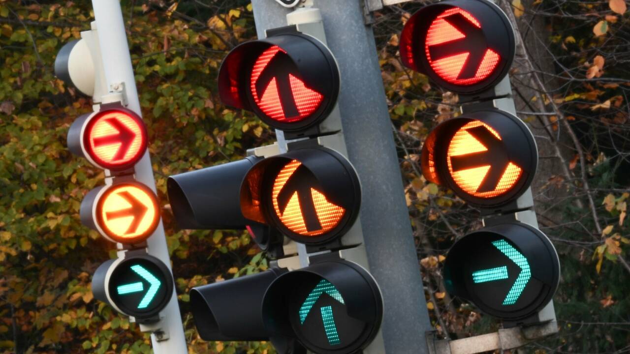 Alle-Ampeln-auf-der-Sterneckkreuzung-ausgefallen-Es-staut-in-alle-Richtungen