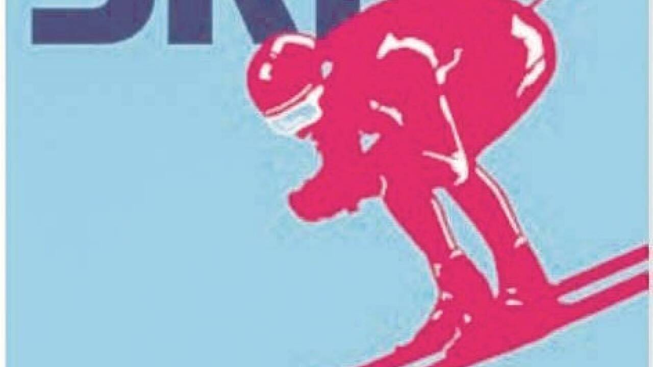 Markus Weiglein vor dem Anton-Pustet-Verlag mit Holzskiern vom Freilichtmuseum in der Bergstraße in Salzburg.Bild: Anton Pustet Verlag Markus Weiglein vor dem Anton-Pustet-Verlag mit Holzskiern vom Freilichtmuseum in der Bergstraße in Salzburg.Bild: Anton Pustet Verlag