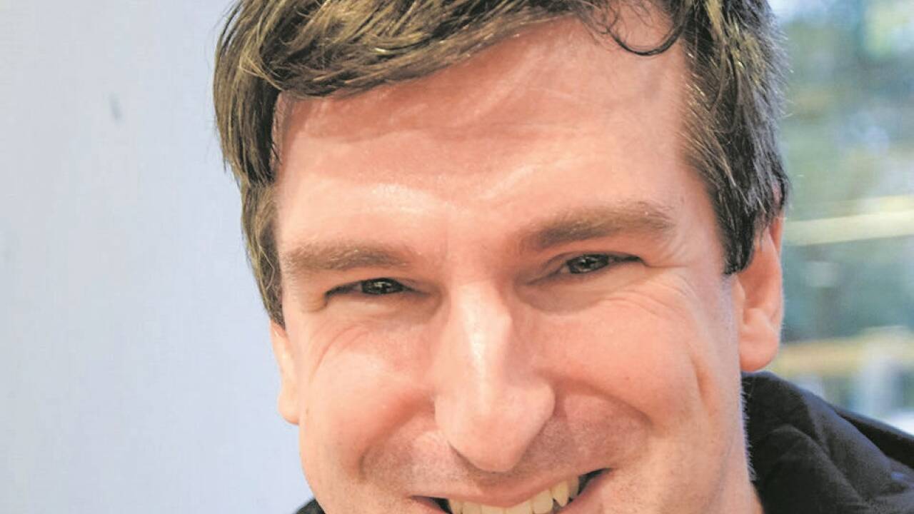 Markus Weiglein vor dem Anton-Pustet-Verlag mit Holzskiern vom Freilichtmuseum in der Bergstraße in Salzburg.Bild: Anton Pustet Verlag Markus Weiglein vor dem Anton-Pustet-Verlag mit Holzskiern vom Freilichtmuseum in der Bergstraße in Salzburg.Bild: Anton Pustet Verlag