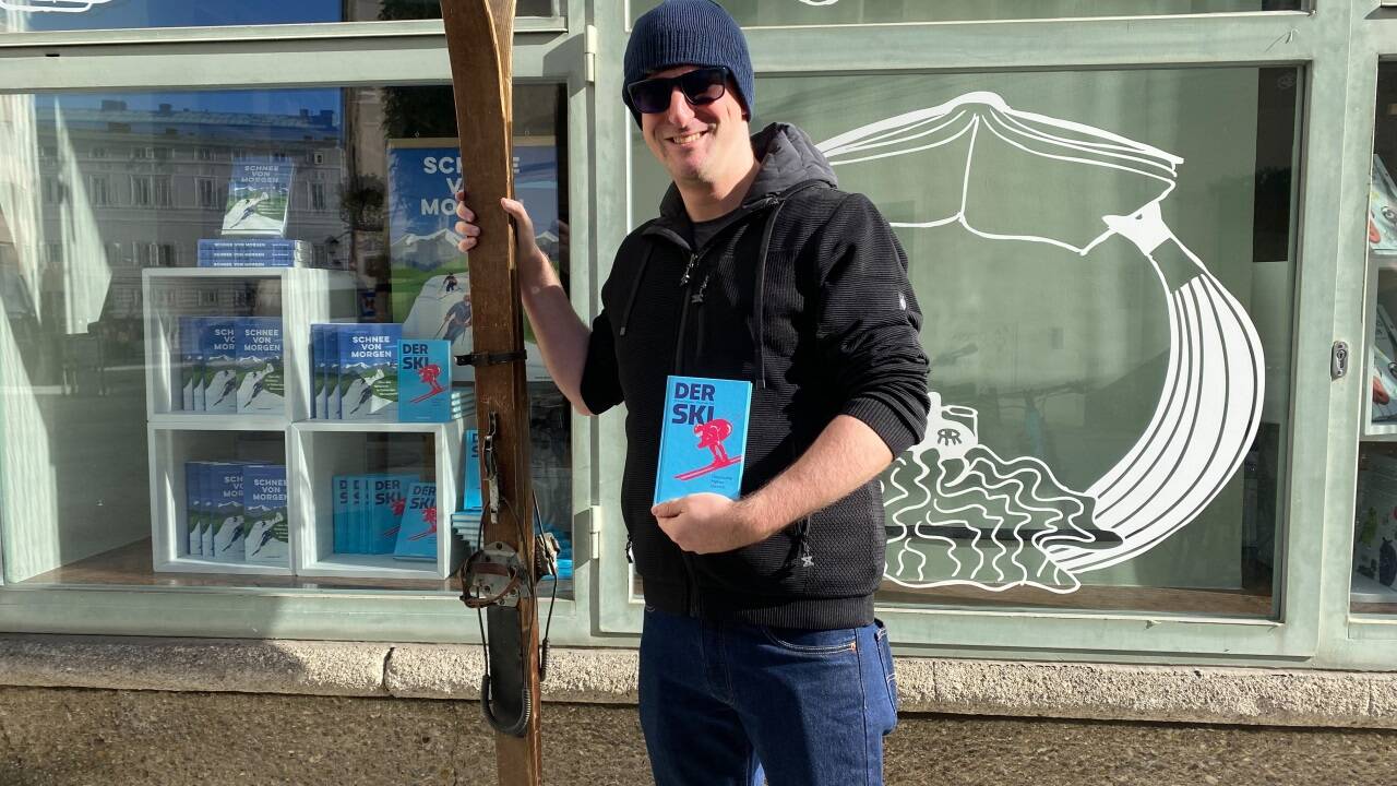 Markus Weiglein vor dem Anton-Pustet-Verlag mit Holzskiern vom Freilichtmuseum in der Bergstraße in Salzburg.Bild: Anton Pustet Verlag Markus Weiglein vor dem Anton-Pustet-Verlag mit Holzskiern vom Freilichtmuseum in der Bergstraße in Salzburg.Bild: Anton Pustet Verlag