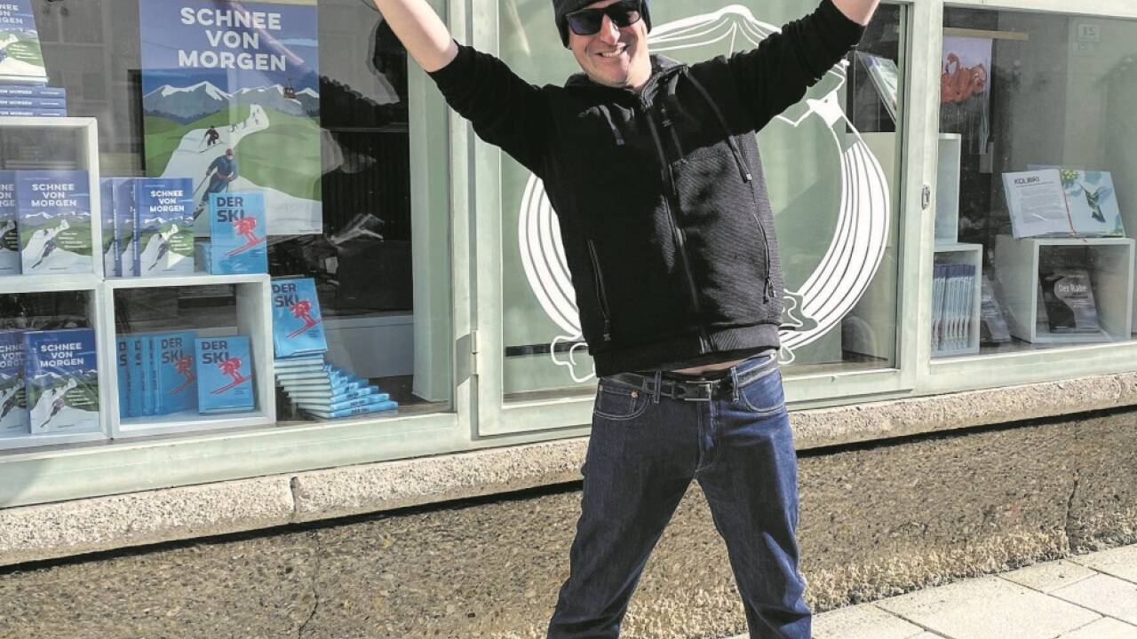 Markus Weiglein vor dem Anton-Pustet-Verlag mit Holzskiern vom Freilichtmuseum in der Bergstraße in Salzburg.Bild: Anton Pustet Verlag Markus Weiglein vor dem Anton-Pustet-Verlag mit Holzskiern vom Freilichtmuseum in der Bergstraße in Salzburg.Bild: Anton Pustet Verlag