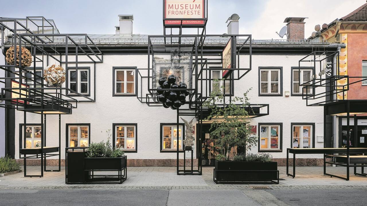 Heuer wurde mit „Out of the Box“ eine moderne Fassadenskulptur am Gebäude angebracht, finanziert mit Fördermitteln des Landes, des Bundes und der EU. Heuer wurde mit „Out of the Box“ eine moderne Fassadenskulptur am Gebäude angebracht, finanziert mit Fördermitteln des Landes, des Bundes und der EU.