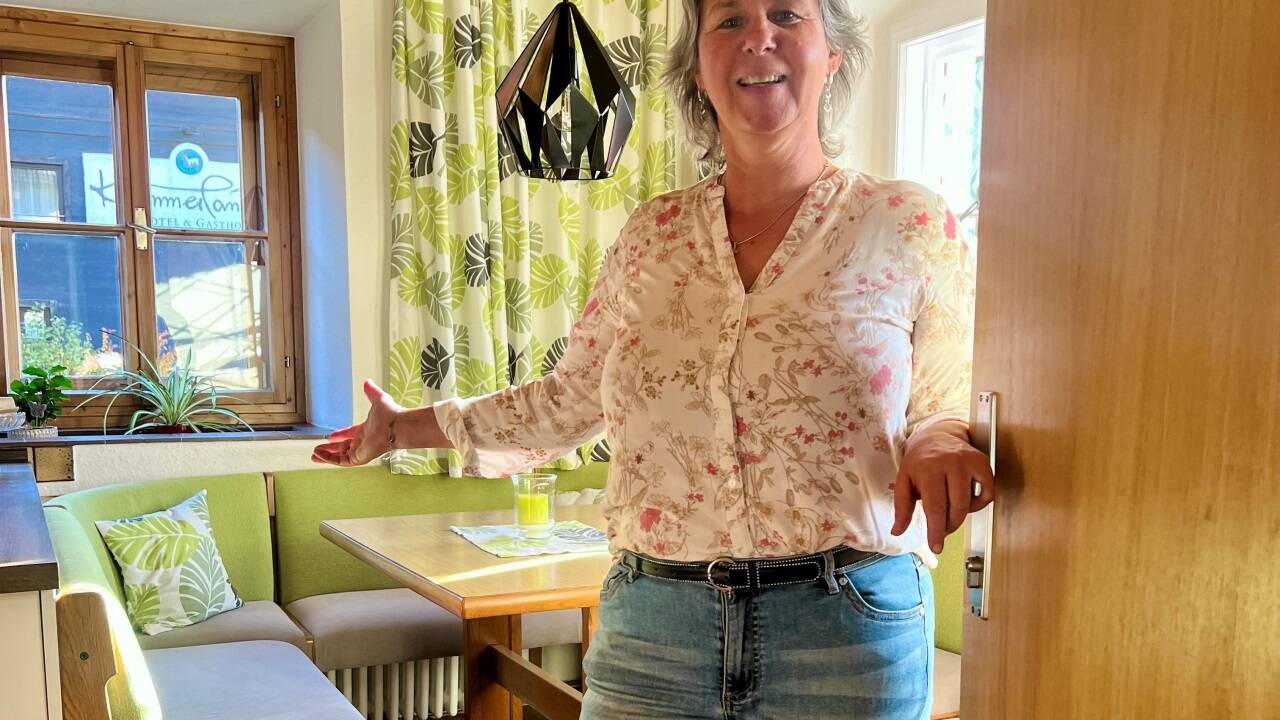 Birgit Knapp zeigt hier einen Teil ihres Refugiums – die Sitzecke in der Küche, die sich zwar in die Jahre gekommen, aber äußerst gemütlich präsentiert. Birgit Knapp zeigt hier einen Teil ihres Refugiums – die Sitzecke in der Küche, die sich zwar in die Jahre gekommen, aber äußerst gemütlich präsentiert.