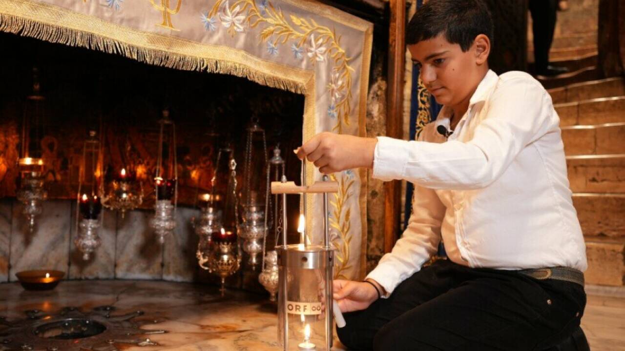 Jeries Fadi Khier entzündete das Friedenslicht in Bethlehem 
