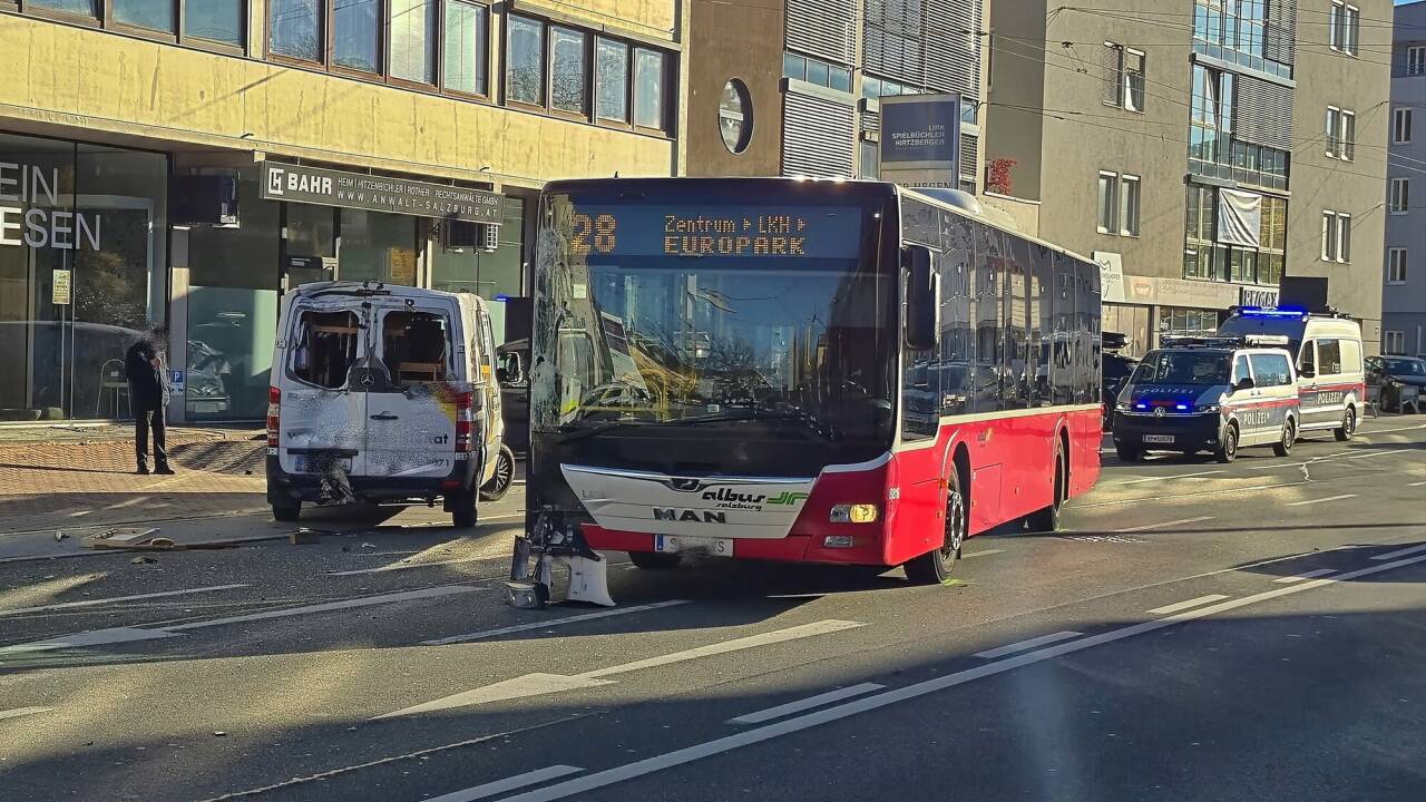 Kollision-zwischen-Albus-und-Lieferwagen-in-der-Hellbrunnerstrasse