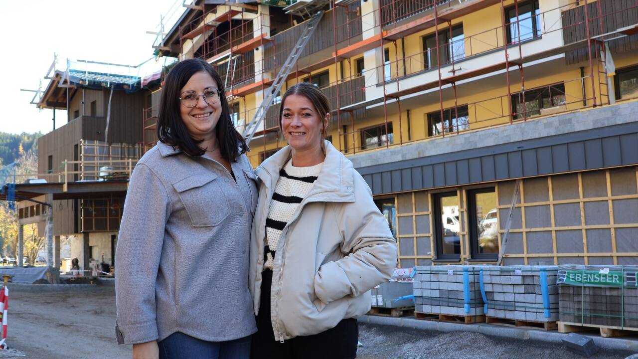 Nach dem Brand im August 2024 hat Familie Reiter – im Bild: Alexandra (l.) und Manuela – den Neubergerhof in Filzmoos wieder aufgebaut. Im Dezember kommen die ersten Gäste.  