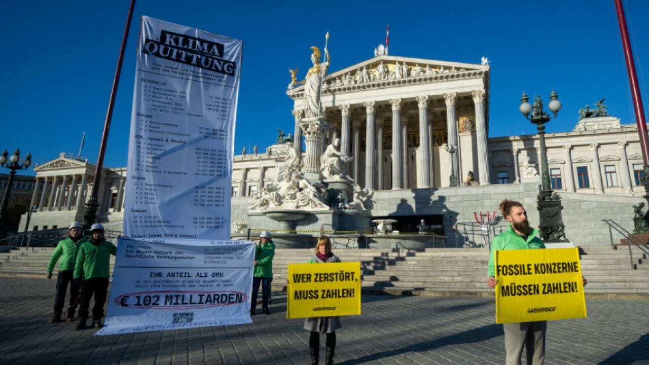 -Klima-Quittung-vor-Parlament-in-Wien-entrollt