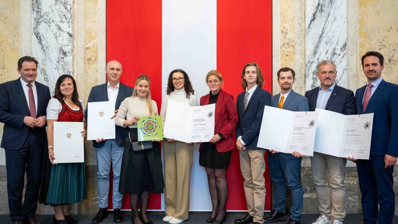 Die Umweltzeichen wurden von Bundesminister Norbert Totschnig gemeinsam mit Bundesminister Christoph Wiederkehr an fünf Salzburger Bildungseinnrichtungen verliehen. Die Umweltzeichen wurden von Bundesminister Norbert Totschnig gemeinsam mit Bundesminister Christoph Wiederkehr an fünf Salzburger Bildungseinnrichtungen verliehen.