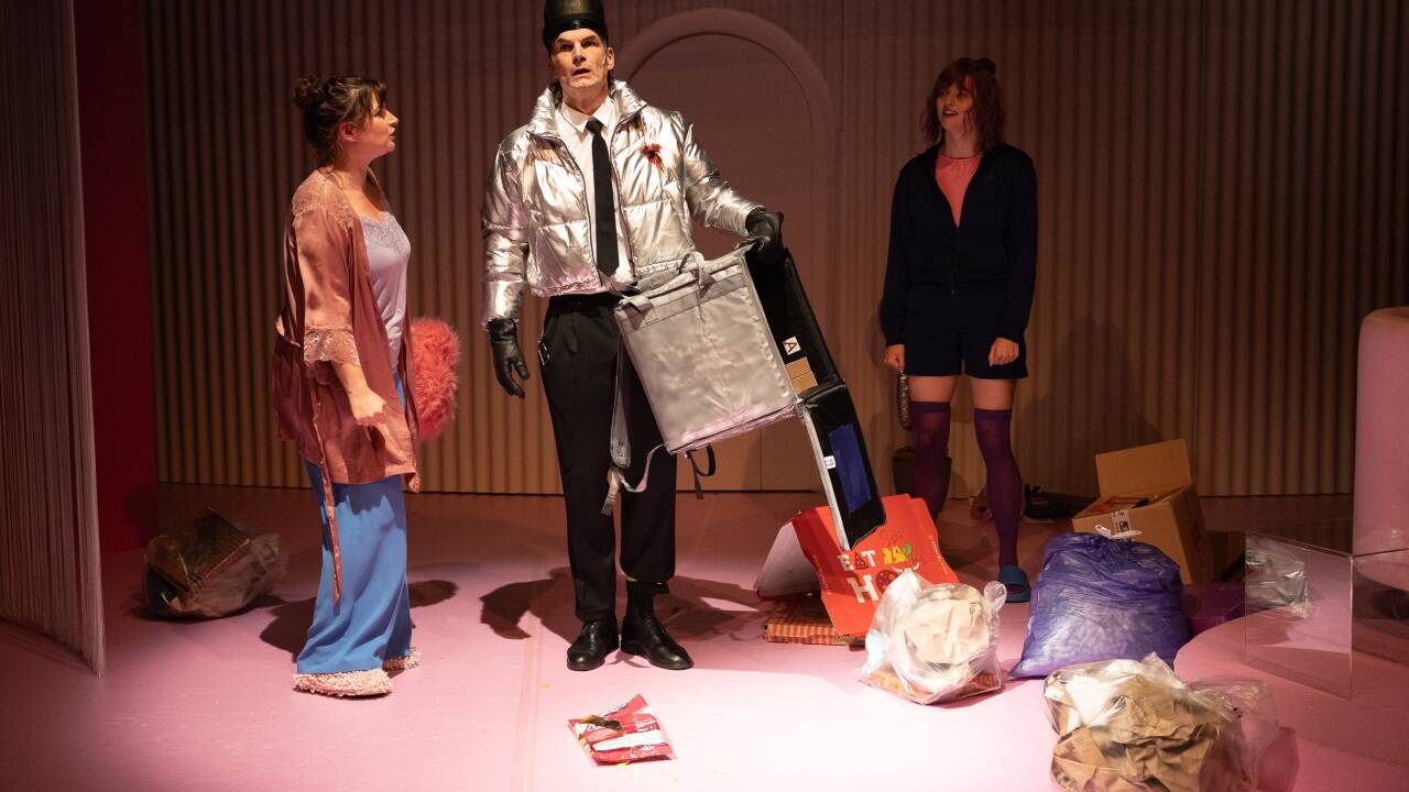 Das Stück „Ich hasse Menschen“ zeigt Konfliktpotenziale zwischen Mensch und Maschine auf. Das Stück „Ich hasse Menschen“ zeigt Konfliktpotenziale zwischen Mensch und Maschine auf.