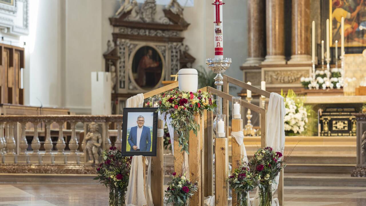 Das Bild und die Urne des Verstorbenen im Salzburger Dom.  