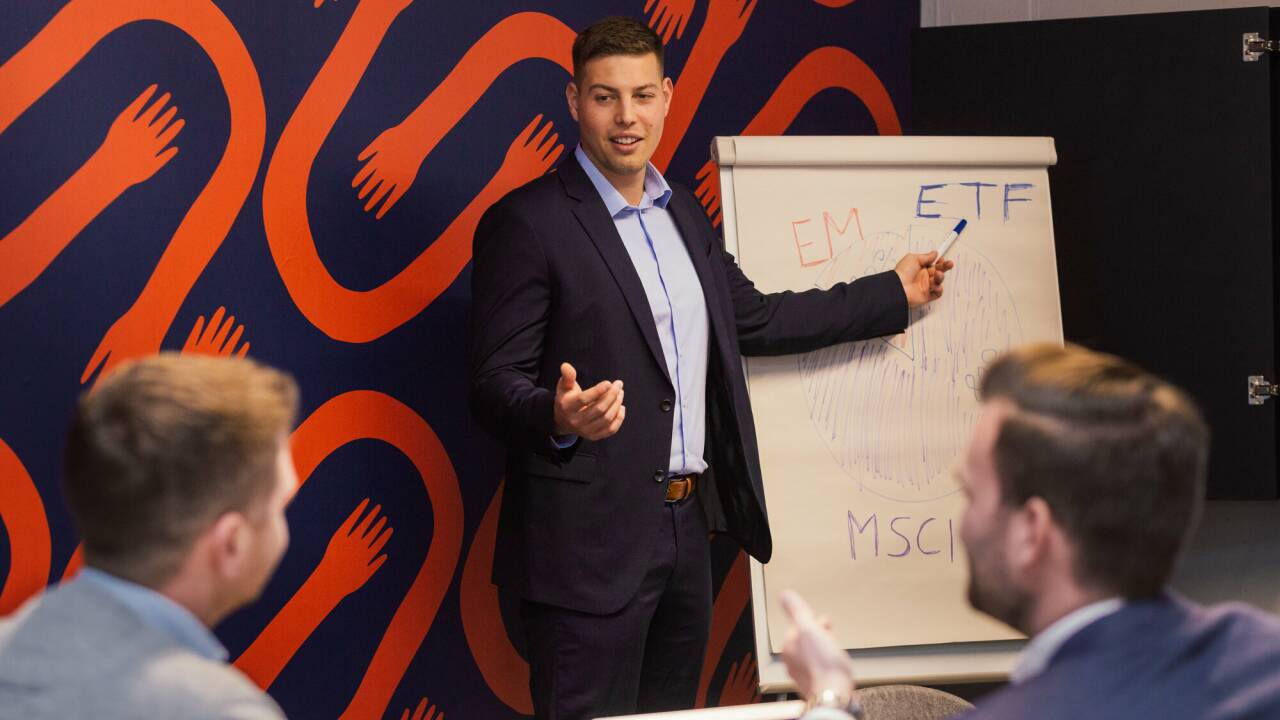 Philipp Genduth als Finfluencer hilft, Finanzen zu verstehen. 