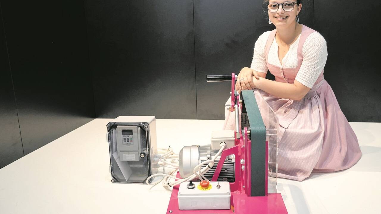 Luisa Brandstätter aus Fuschl präsentierte bei der Lehrabschlussprüfung eine präzise Bandschleifmaschine.  
