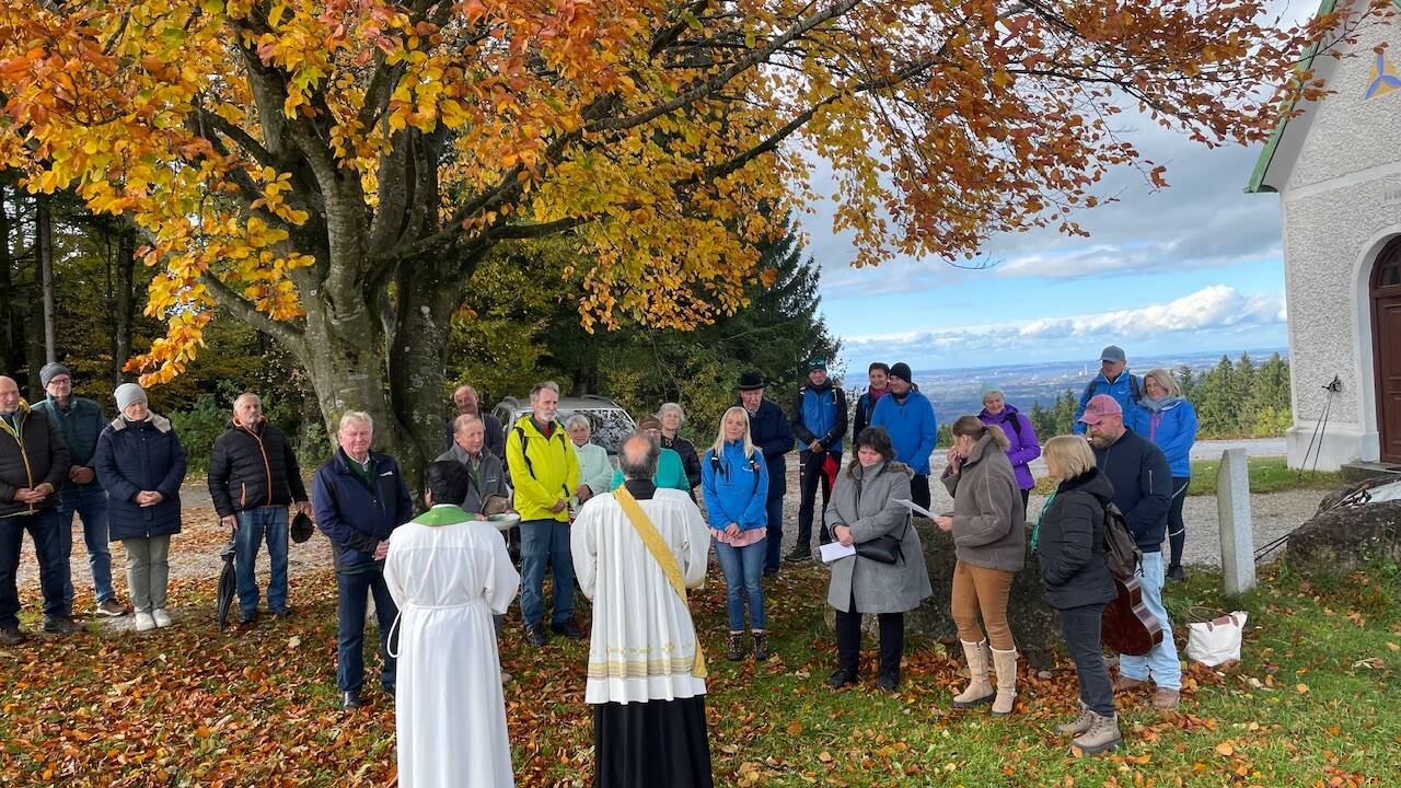 Pünktlich zum traditionellen Wortgottesdienst, musikalisch begleitet von den Obertrumer Damen, wurde das Wetter schön.  