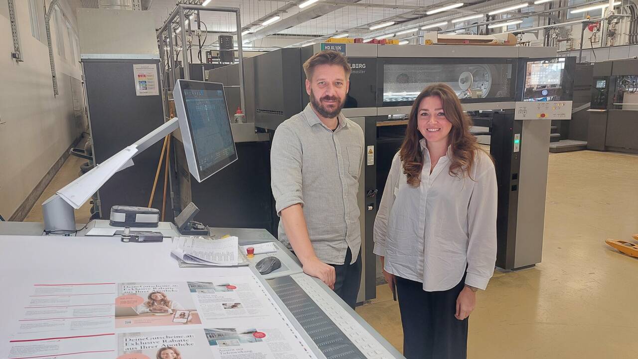 Die Geschäftsführer von Samson Druck in St. Margarethen im Lungau, Markus Ramsbacher (Technik) und seine Cousine Lisa Frost (Marketing), vor der neuen Druckstraße, Oktober 2025. 