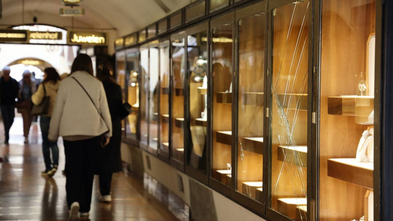 Als die Polizei wenige Minuten später am Tatort eintraf, waren die Diebe jedoch bereits mit ihrer Beute geflüchtet. Als die Polizei wenige Minuten später am Tatort eintraf, waren die Diebe jedoch bereits mit ihrer Beute geflüchtet.