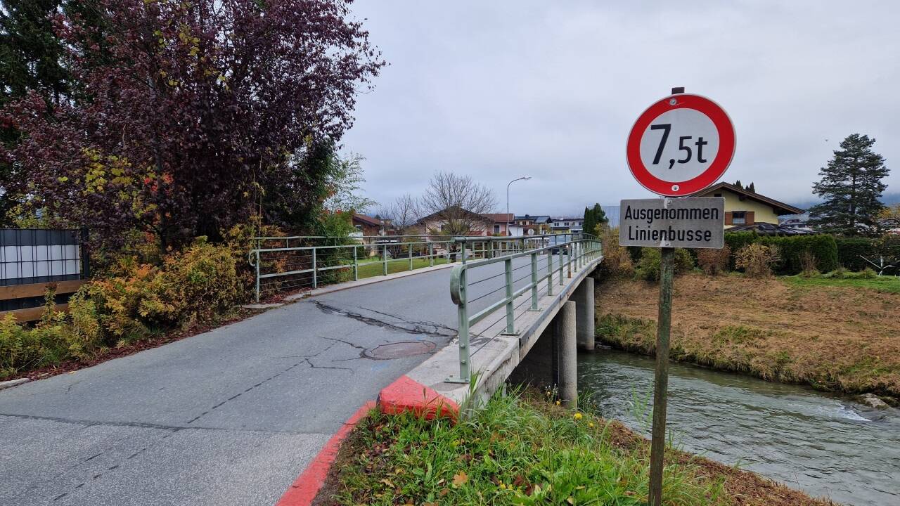Die alte Saalachbrücke – hier in Fahrtrichtung Bahnhof. Sie weicht einem Neubau. Die alte Saalachbrücke – hier in Fahrtrichtung Bahnhof. Sie weicht einem Neubau.