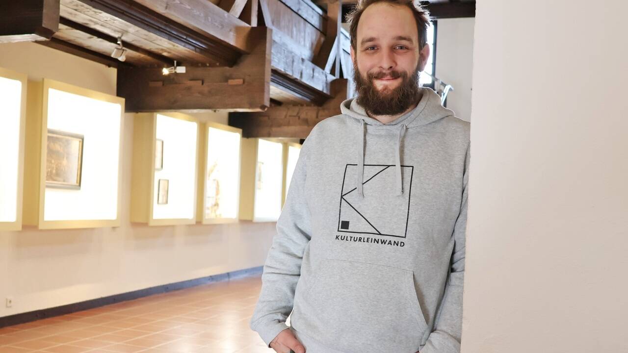 Pascal Dillinger will als Obmann des jungen Vereins „KulturLeinwand“ ein vielfältiges Bild der Kultur vermitteln – und vor allem auch ein jüngeres Publikum ansprechen. Im ersten Stock von Schloss Ritzen findet am 8. November der „Museum Shake“ statt. Pascal Dillinger will als Obmann des jungen Vereins „KulturLeinwand“ ein vielfältiges Bild der Kultur vermitteln – und vor allem auch ein jüngeres Publikum ansprechen. Im ersten Stock von Schloss Ritzen findet am 8. November der „Museum Shake“ statt.