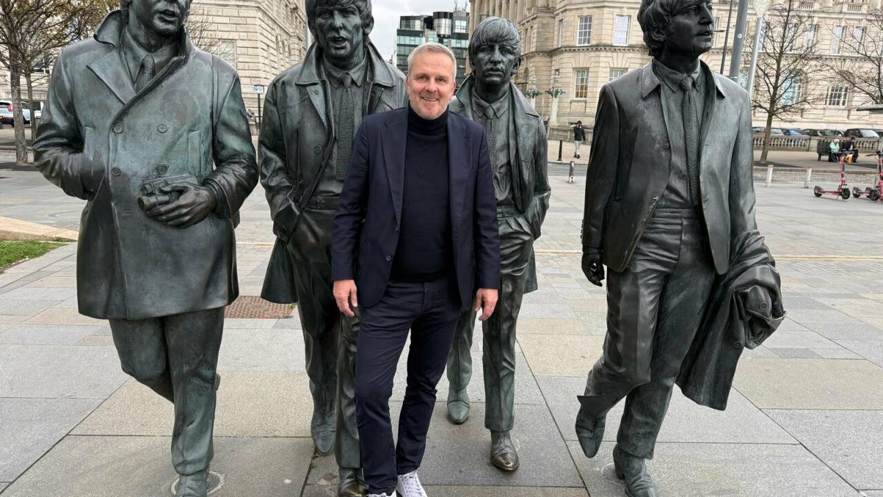 Champions-League-Sieger trifft Beatles: Didi Hamann mit den „Fab Four“ in Liverpool. Champions-League-Sieger trifft Beatles: Didi Hamann mit den „Fab Four“ in Liverpool.