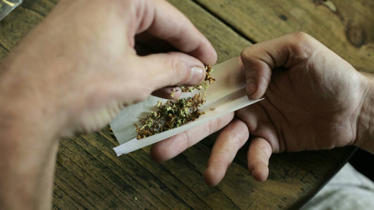 Der 30-Jährige fuhr unter Einfluss von Cannabis. Er übergab der Polizei einen Joint. Der 30-Jährige fuhr unter Einfluss von Cannabis. Er übergab der Polizei einen Joint.