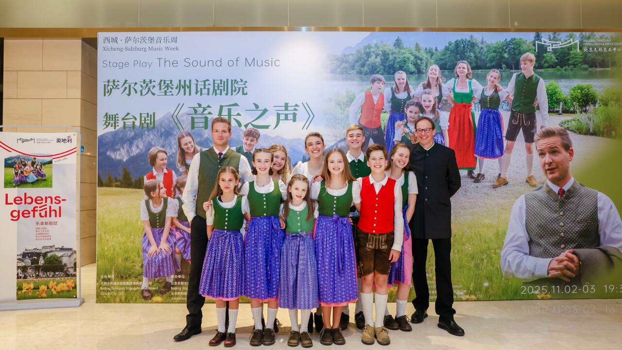 Intendant Carl Philip von Maldeghem mit dem Sängerensemble in Peking 