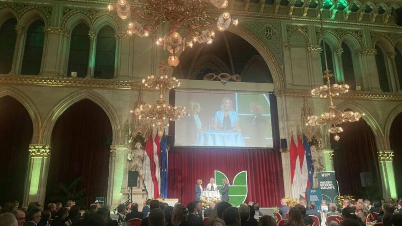 Am Podium: Geschäftsführerinnen Hildegard Aichberger und Verena Ehold Am Podium: Geschäftsführerinnen Hildegard Aichberger und Verena Ehold