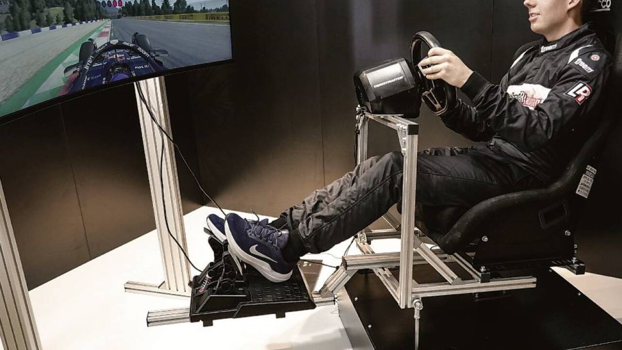 Daniel Kraher in seinem Rennsimulator.  