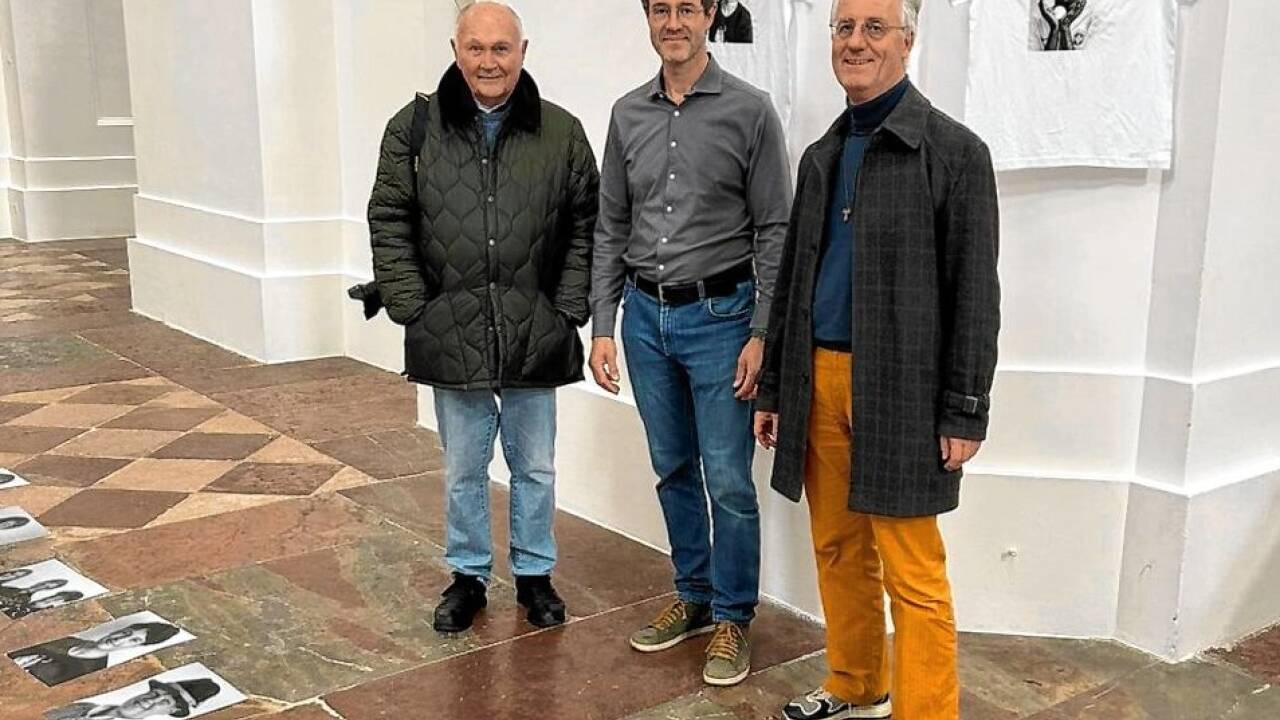 Die Kollegienkirche wird zum Ausstellungsraum: Fotokünstler Hans-Günther Kaufmann mit Projektkoordinator Matthias Hohla von der Erzdiözese und Christian Wallisch-Breitsching, Leiter der Katholischen Hochschulgemeinde (v. l.). Die Kollegienkirche wird zum Ausstellungsraum: Fotokünstler Hans-Günther Kaufmann mit Projektkoordinator Matthias Hohla von der Erzdiözese und Christian Wallisch-Breitsching, Leiter der Katholischen Hochschulgemeinde (v. l.).