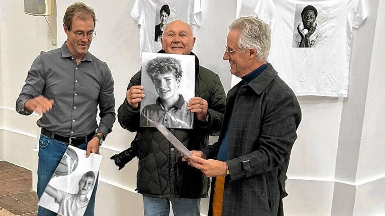 Die Kollegienkirche wird zum Ausstellungsraum: Fotokünstler Hans-Günther Kaufmann mit Projektkoordinator Matthias Hohla von der Erzdiözese und Christian Wallisch-Breitsching von Katholischen Hochschulgemeinde. Die Kollegienkirche wird zum Ausstellungsraum: Fotokünstler Hans-Günther Kaufmann mit Projektkoordinator Matthias Hohla von der Erzdiözese und Christian Wallisch-Breitsching von Katholischen Hochschulgemeinde.