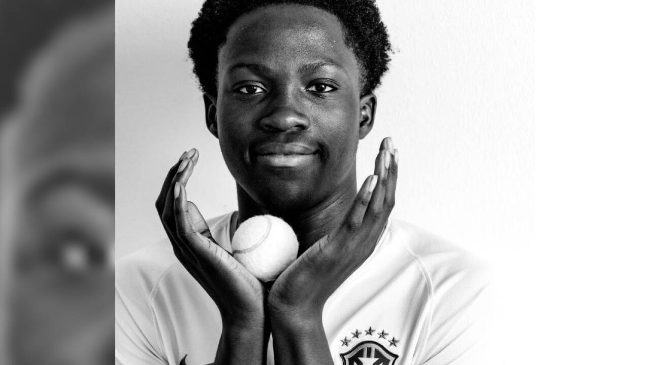 Bei der Arbeit mit den Schüler/-innen des BRG Salzburg ging es um deren Talente, jene des Borromäums formulierten zusätzlich zu den Portraitfotos Gedanken zum Thema „Wir sind Schöpfung“. Bei der Arbeit mit den Schüler/-innen des BRG Salzburg ging es um deren Talente, jene des Borromäums formulierten zusätzlich zu den Portraitfotos Gedanken zum Thema „Wir sind Schöpfung“.