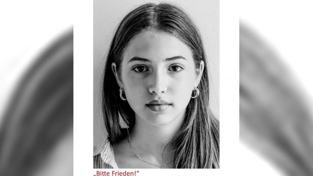 Bei der Arbeit mit den Schüler/-innen des BRG Salzburg ging es um deren Talente, jene des Borromäums formulierten zusätzlich zu den Portraitfotos Gedanken zum Thema „Wir sind Schöpfung“. Bei der Arbeit mit den Schüler/-innen des BRG Salzburg ging es um deren Talente, jene des Borromäums formulierten zusätzlich zu den Portraitfotos Gedanken zum Thema „Wir sind Schöpfung“.